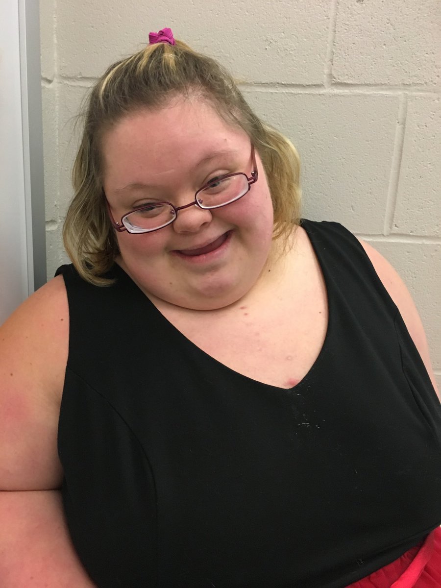 Terah_Rose's tweet photo. We R asking 4 all 🙏🏻 right now as Chloe continues to fight COVID-19. She is only 18 &amp; in ICU &amp; her parents can’t be with her. She is on a vent &amp; recently has an infection. She has a long fight ahead of her please 🙏🏻 for her &amp; her family! @blakeshelton she is your biggest fan https://t.co/p3u6tRs40R