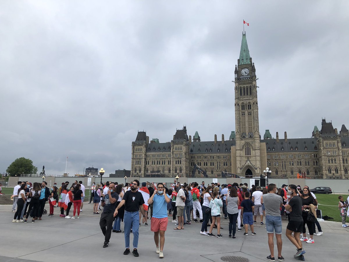 FionaCollienne's tweet photo. Manifestation de solidarité envers le Liban sur la Colline d’Ottawa - environ 150 personnes rassemblées. Des Libanais et non-Libanais - la musique libanaise résonne #iciottgat https://t.co/7hCFXVybGi