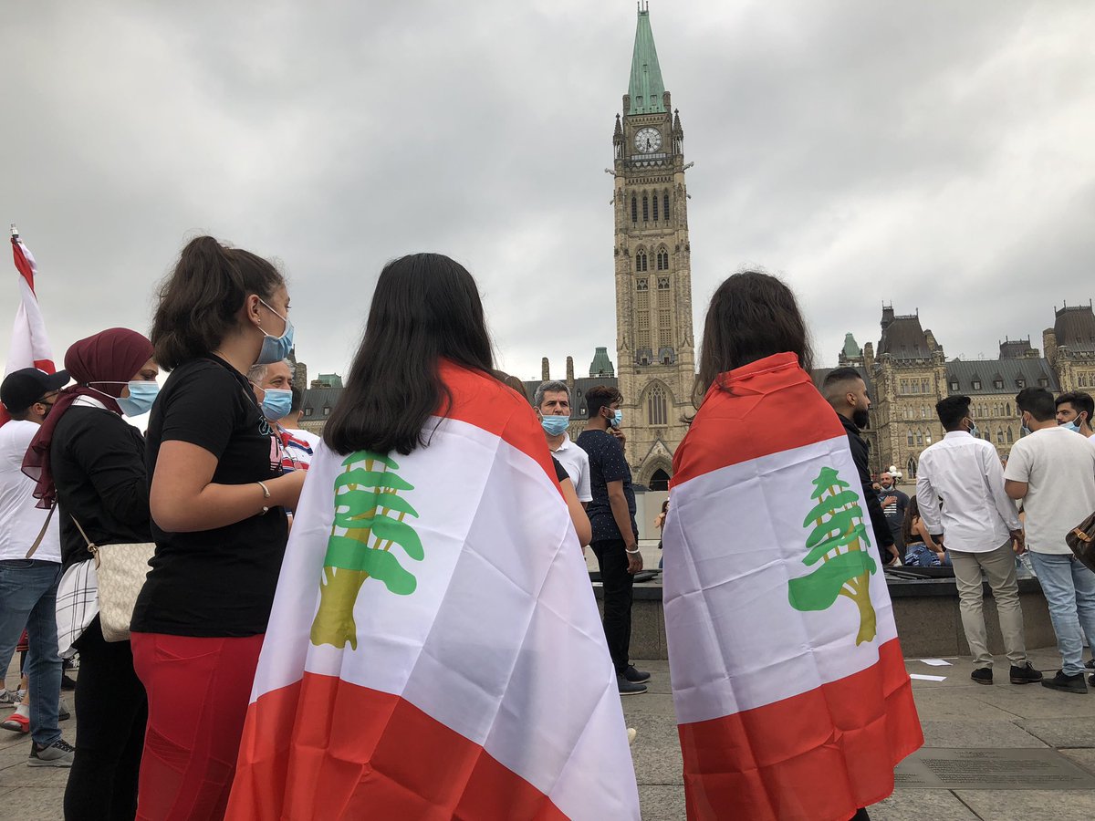 FionaCollienne's tweet photo. Beaucoup de familles - beaucoup de drapeaux. Et un sentiment commun, nous dit-on ici, la colère après la double explosion de mardi. « On veut des changements », me dit une jeune femme originaire du Liban mais qui vit à Gatineau #iciottgat https://t.co/dhWjP0WviK