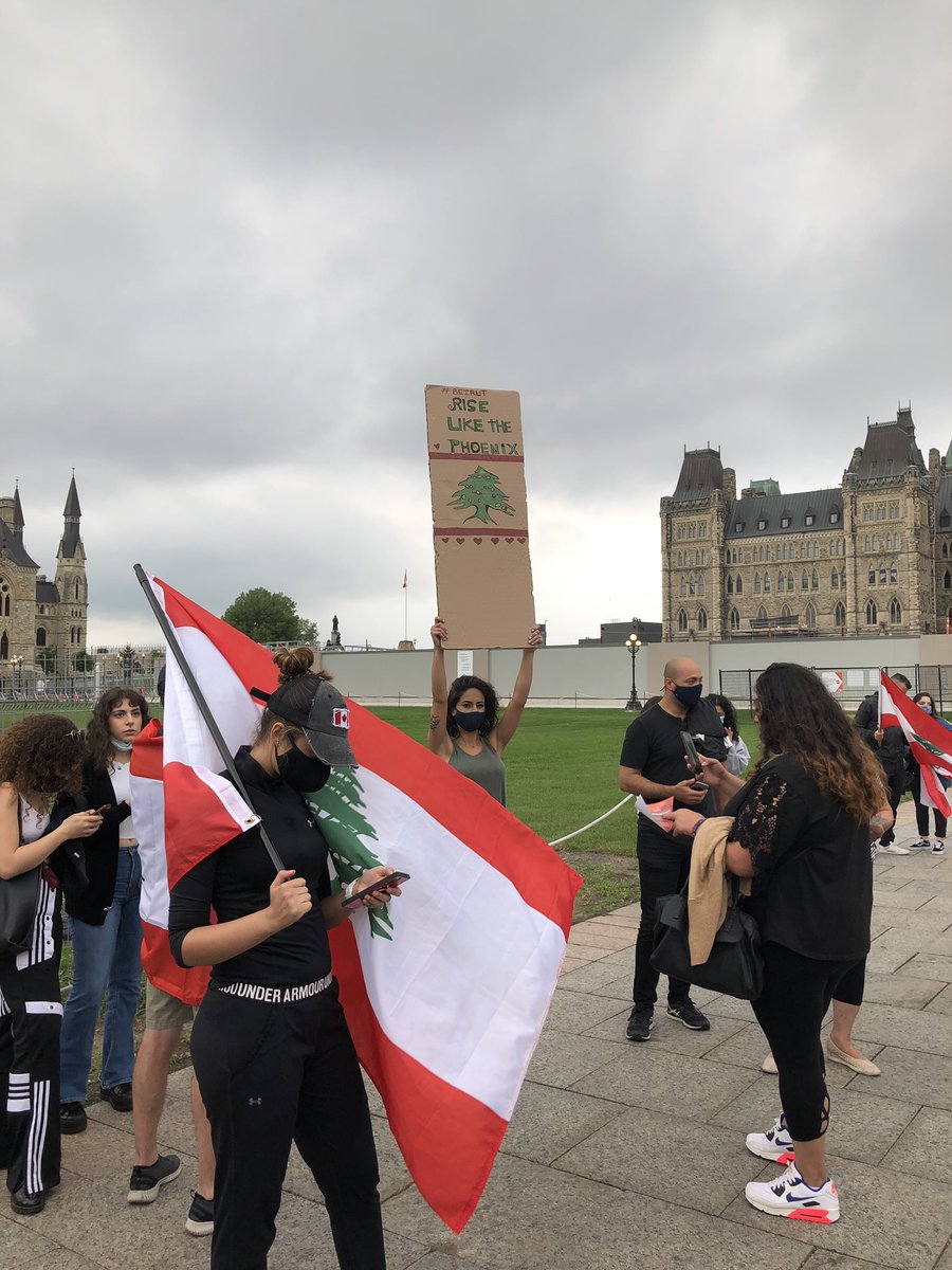 FionaCollienne's tweet photo. Beaucoup de familles - beaucoup de drapeaux. Et un sentiment commun, nous dit-on ici, la colère après la double explosion de mardi. « On veut des changements », me dit une jeune femme originaire du Liban mais qui vit à Gatineau #iciottgat https://t.co/dhWjP0WviK