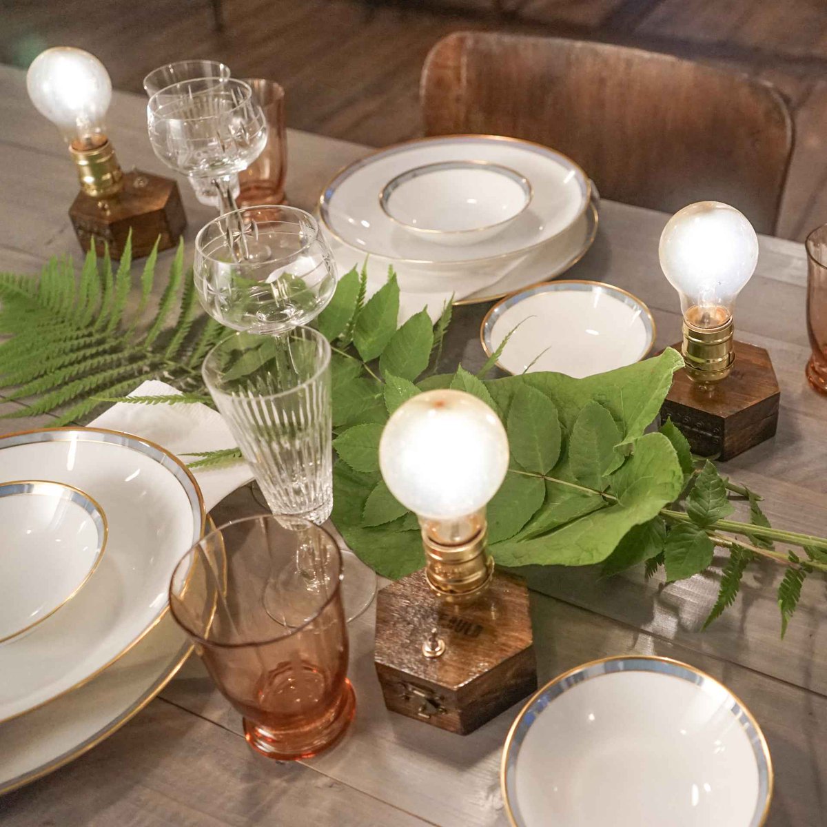 #wirelesscharging #cordlesslamp #TIMEBULB IS:
easy
safe
stylish
sustainable
affordable

FULL ARTICLE:
timebulb.shop/event-and-wedd…

#tablescape #tabledecor #weddingtrends #wedding2021 #trends2021 #bridetobe #eventstyling #candlelightdinner #shabbychic #rustic #vintagewedding #florist