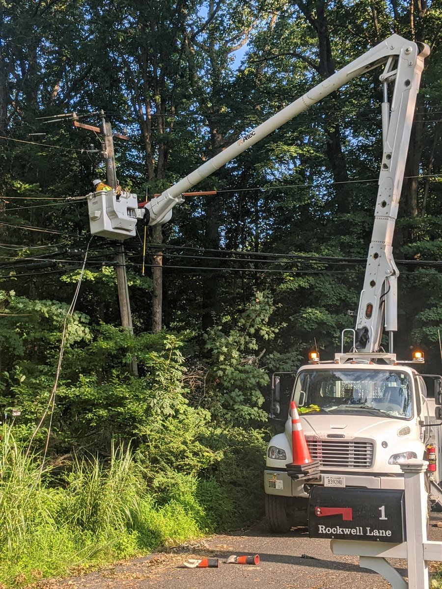 midnightgreen's tweet photo. 1000 thanks @DarienCEOJayme for keeping the pressure on our very sleepy utility company. We're finally back on the grid! Thanks also to these hardworking folks from Tennessee who did the fixing! We now return to our regularly scheduled 2020 stress levels... 😬 https://t.co/eI0PA6mxdQ