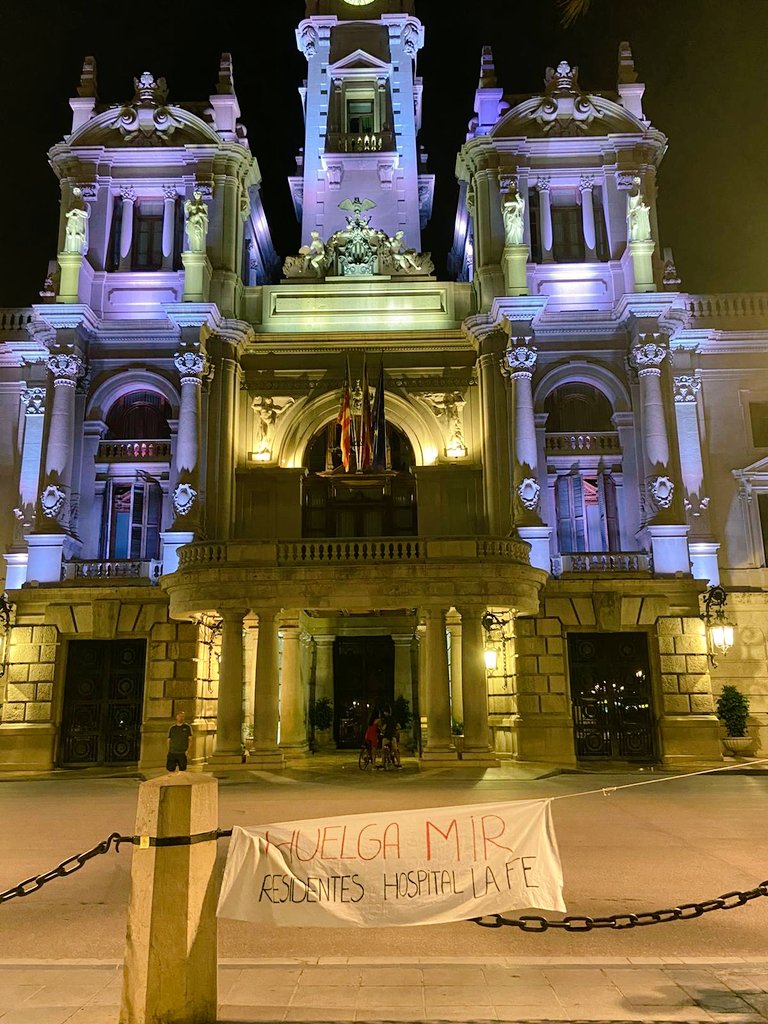 huelgamircv's tweet photo. ⚠️En los hospitales.
⚠️En las puertas de Conselleria.
⚠️En las redes.
⚠️En las calles.
El mensaje llega fuerte y claro: ¡los residentes de Comunidad Valenciana seguimos en #HuelgaMIR! #ConvenioMIRYa #BarcelóDimisión #CarmenLópezDIMISIÓN https://t.co/TCC2tghJZV