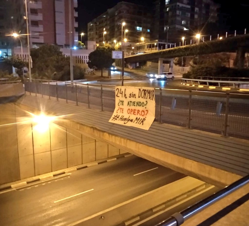 huelgamircv's tweet photo. ⚠️En los hospitales.
⚠️En las puertas de Conselleria.
⚠️En las redes.
⚠️En las calles.
El mensaje llega fuerte y claro: ¡los residentes de Comunidad Valenciana seguimos en #HuelgaMIR! #ConvenioMIRYa #BarcelóDimisión #CarmenLópezDIMISIÓN https://t.co/TCC2tghJZV