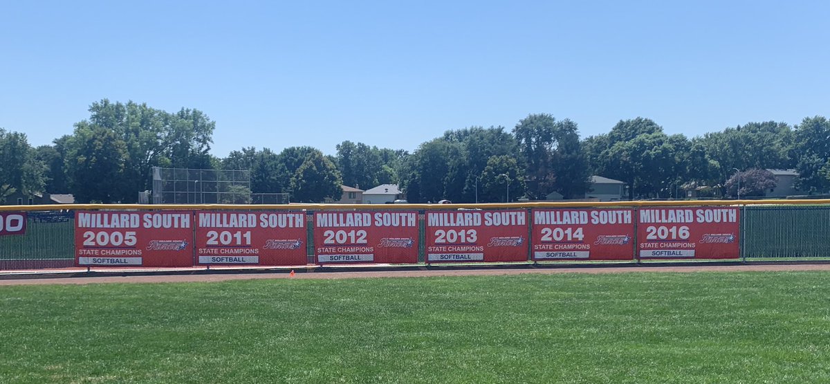 MSPatriotsSB's tweet photo. Banners are up, new backstop is installed, the field will be the best it’s ever been! To everyone that has helped from @MackBrosGrounds, @mpsfacilities, and my special crew this afternoon, thank you! Now let’s mask up and play!! #Patriots2020 #4rules #CNred https://t.co/KnyU87fylU