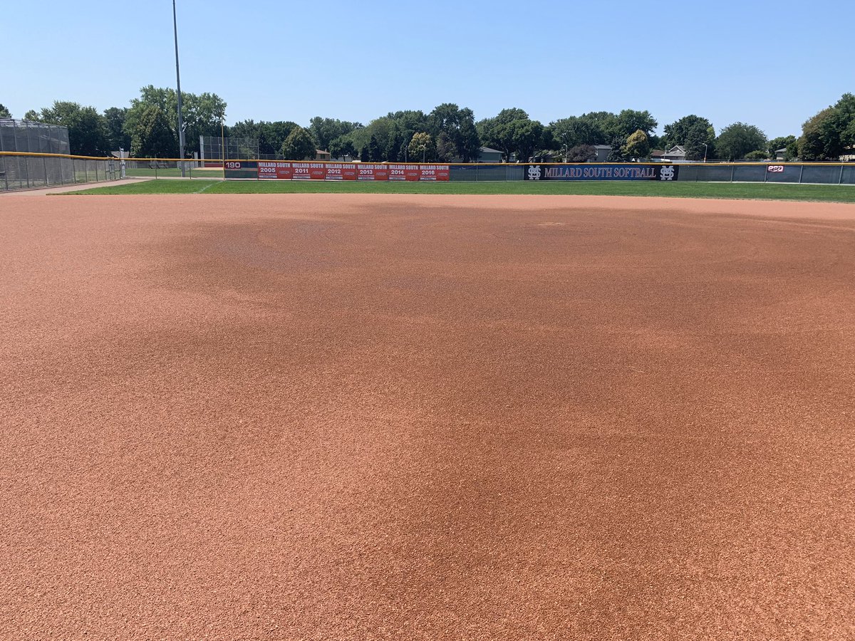 MSPatriotsSB's tweet photo. Banners are up, new backstop is installed, the field will be the best it’s ever been! To everyone that has helped from @MackBrosGrounds, @mpsfacilities, and my special crew this afternoon, thank you! Now let’s mask up and play!! #Patriots2020 #4rules #CNred https://t.co/KnyU87fylU
