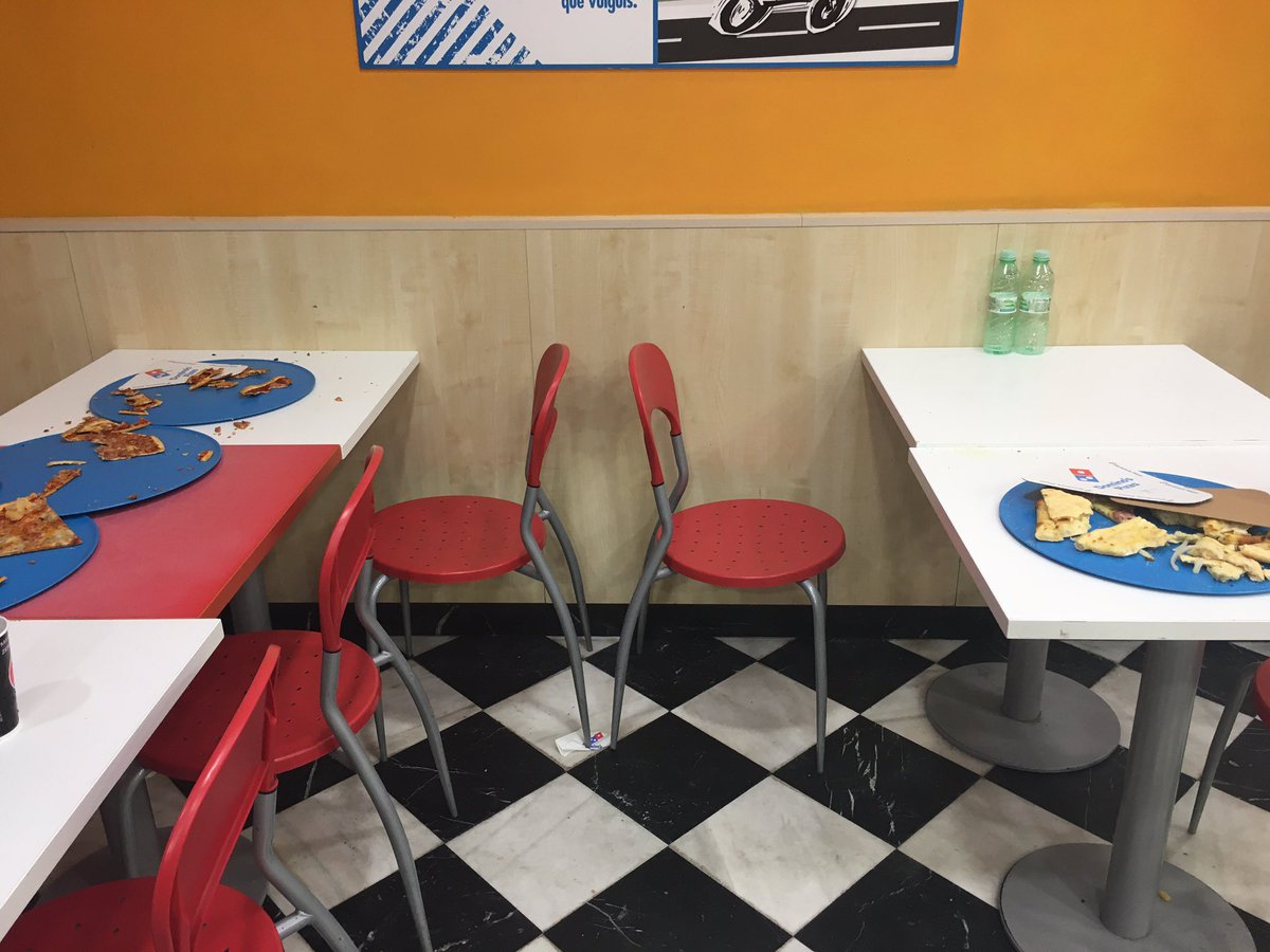 LashineGM's tweet photo. @DominosPizza_ES así es como garantizais el aforo y la distancia de seguridad? Priorizais el consumo y ganancias a las disposiciones establecidas por el BOE en términos de seguridad y salud ante una pandemia. Verguenza! Habéis perdido una clienta, ahora y en futuro. https://t.co/OWZ6LanwKy
