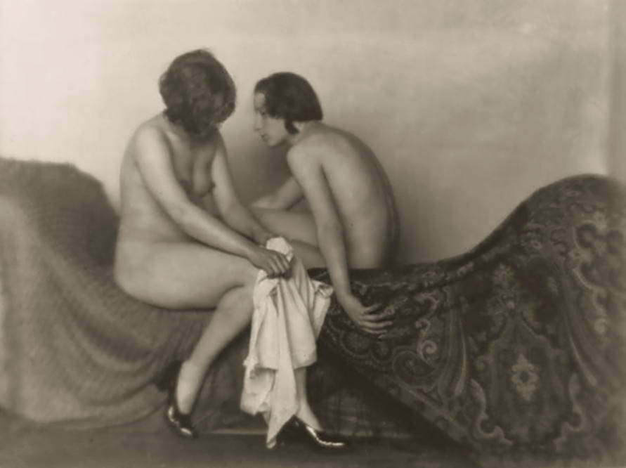ShakesisterGrim's tweet photo. Germaine Krull – Les Amies, 1924.
#photos #hexfiles #photographers #sapphic #art #love https://t.co/RY1LGMVZtP