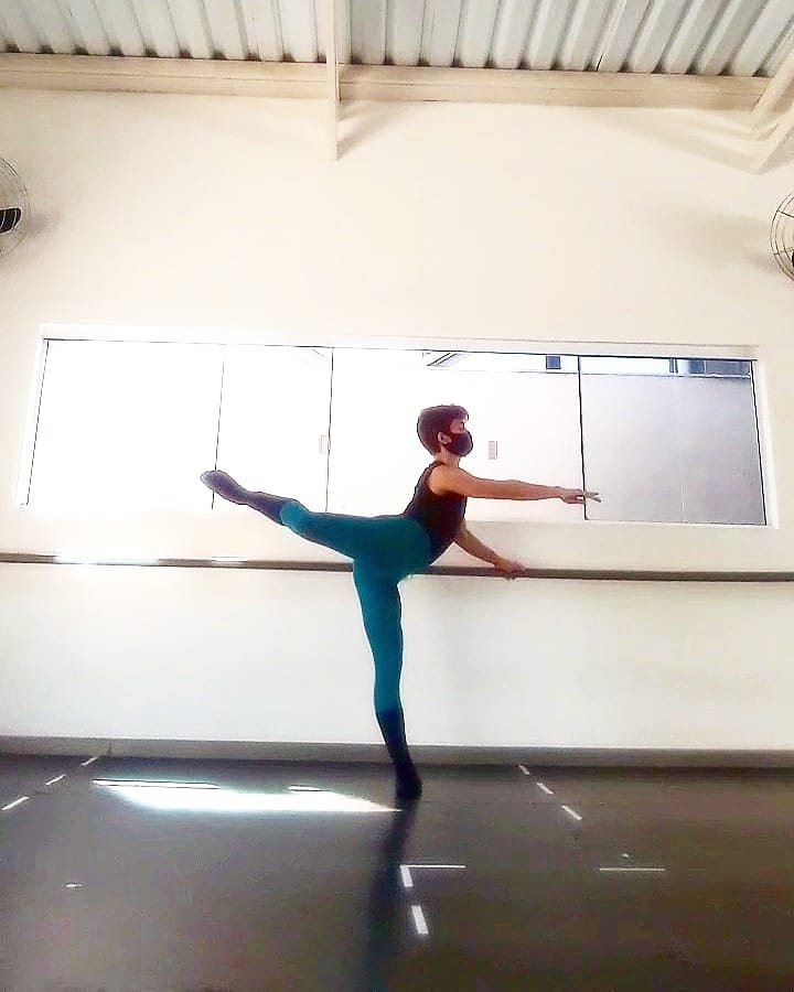 JaLucas091's tweet photo. Oi gnt,nunca fiz isso por aqui mas to realmente precisando de ajuda... ganhei uma bolsa de estudos de 3 anos no reino unido em uma escola e universidade de dança e preciso concretizar uma taxa de matricula (que bolsistas e pagantes tem que pagar) e por ser libras fica bem caro... https://t.co/h5N6HG5PKO