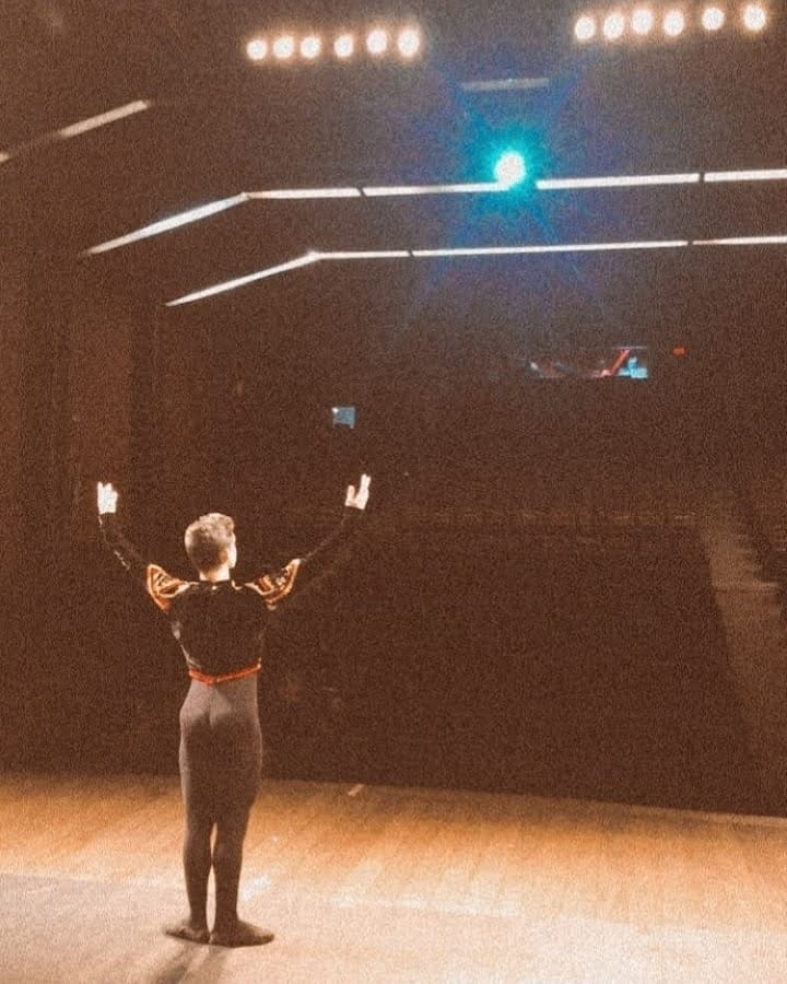 JaLucas091's tweet photo. Oi gnt,nunca fiz isso por aqui mas to realmente precisando de ajuda... ganhei uma bolsa de estudos de 3 anos no reino unido em uma escola e universidade de dança e preciso concretizar uma taxa de matricula (que bolsistas e pagantes tem que pagar) e por ser libras fica bem caro... https://t.co/h5N6HG5PKO