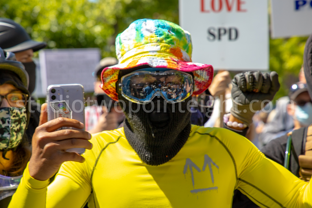 studio2point8's tweet photo. Here are Studio 2.8 exclusive closeup photos of two counter-protest "party crashers" at the Sunday August 9, 2020 Seattle Police Officers Guild @SPOG1952 #BackTheBlue rally held at #Seattle City Hall.
#seattleprotest #stopdefunding #DefendSPD #antifa
@SeattlePD @realmikesolan https://t.co/eC8lUhfclE