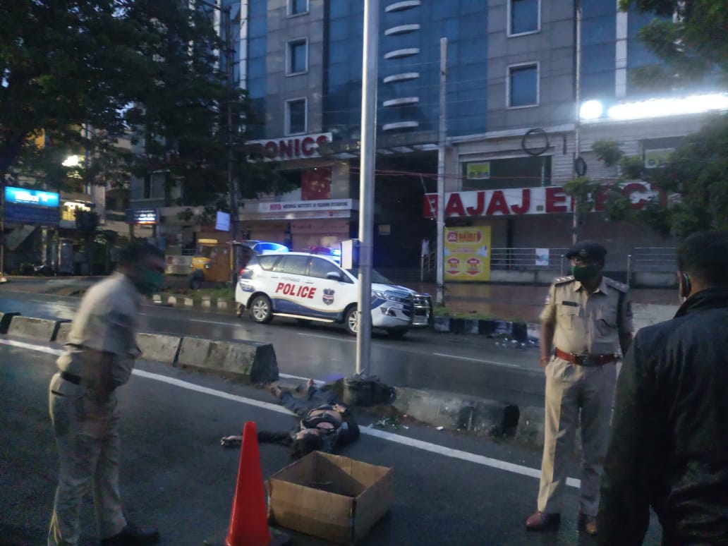 CPHydCity's tweet photo. No Helmet, High speed, Slippery monsoon road leads to serious fatal accident. Please please please wear helmet. Your life is precious for family and for  the country. This accident happened in Eadt zone early morning. https://t.co/jhmZEQh5Ub