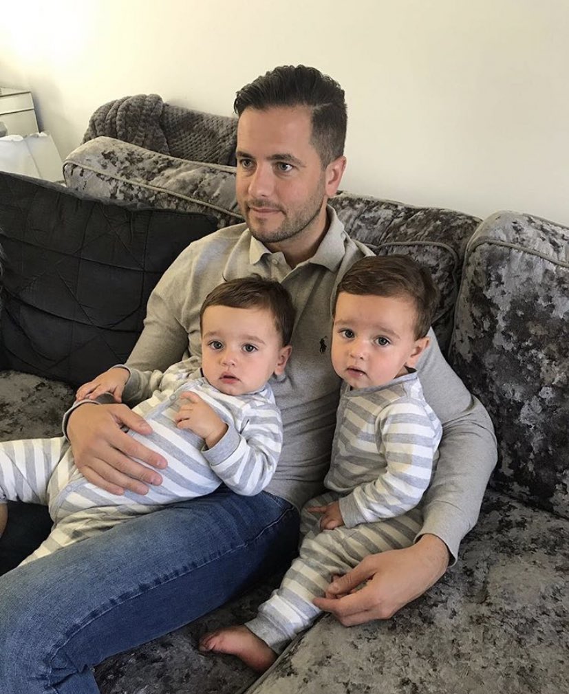 twinstomas's tweet photo. Todo dia a gente fica grudadinho com o Papai, porque todo dia é o dia dele! Te amo 🤍 https://t.co/vuOrPviOes