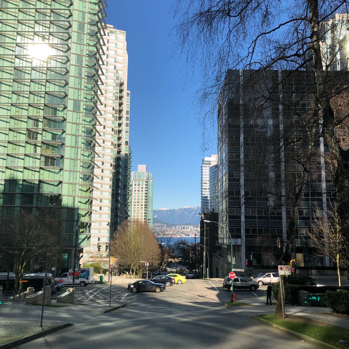 _mattangeles's tweet photo. Outside my room vs. Room window https://t.co/OIWQuaLN78