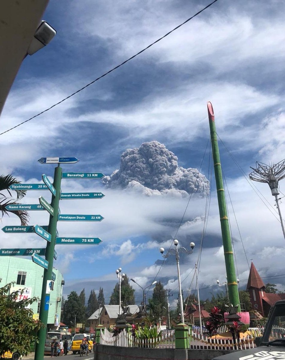 SismoMundial's tweet photo. ⚠️AHORA | Gran Explosión del Volcán Sinabung en Indonesia . 09/08/2020. https://t.co/1ZP6XyQepU