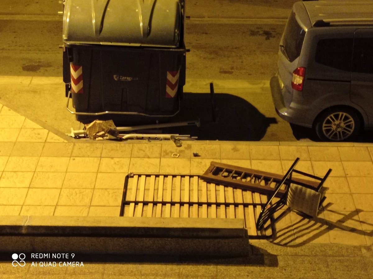 santaley's tweet photo. Mal x l vecino q baja esto y lo deja apoyado en l contenedor pero mucho peor q a la 1.15 d la noche pase l camión de la basura x santa orosia y l conductor sin respeto a la hora lo tiré en la mitad d la acera cortando el paso a silla de ruedas, andadores y carritos. @zaragoza_es https://t.co/RAsLIOrxbB