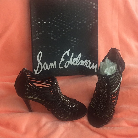 boyntonbargains's tweet photo. So good I had to share! Check out all the items I'm loving on @Poshmarkapp from @LeeshaUnleeshed #poshmark #fashion #style #shopmycloset #anastasiabeverlyhills #lasoul #samedelman: https://t.co/R8Vgce07L3 https://t.co/73dyrq6meB