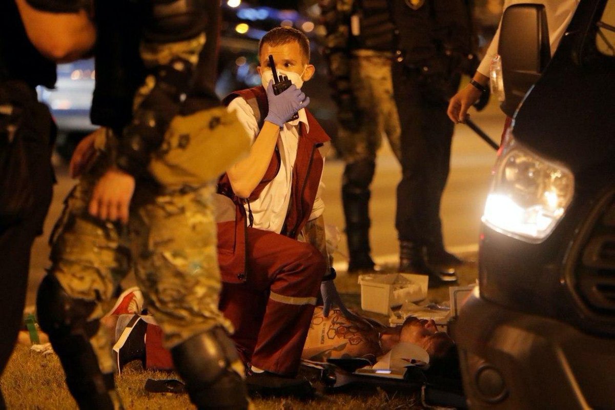 Another photo of a man reported to being killed in Minsk protests tonight. Paramedic near him, and surrounded by riot police.photo via  @JanekLasocki