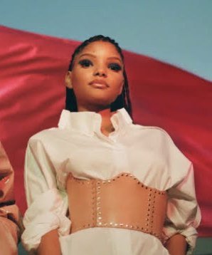 PopMomento's tweet photo. TOP MELHORES CANTORES #MomentoTop50

15 • Halle Bailey https://t.co/LvcJH2lOS0