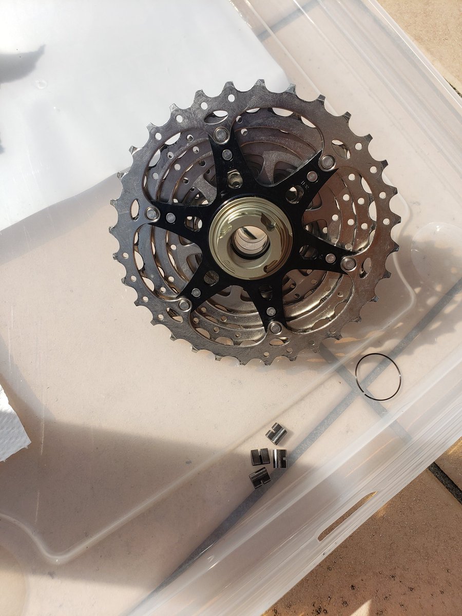 kuwaroto's tweet image. 簡単にスルッと抜けてメンテナンス性は良い👍
シールベアリング打ち直しも工具🔧さえあれば簡単に出来そう😁
中は粘度が高いデュラグリスが原因❌

#NOVATEC D411D412