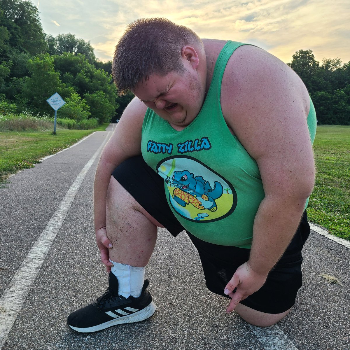 Airsoftfatty420's tweet photo. Even with a fractured ankle I found a way to work out! Looks like it's arm days for the next 2-3 weeks! https://t.co/7wNTvmun4g