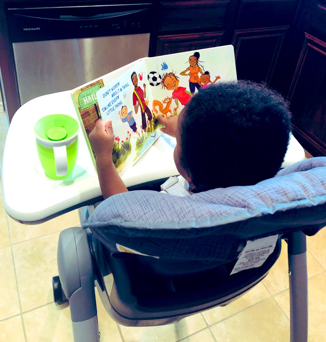 DeeJones1231's tweet photo. Reading one of our fav books #EveryLittleThing by @cedellamarley based on one of my fav songs #ThreeLittleBirds by the great @bobmarley #ReadingWithKross #BlackBoyJoy #BooksOverToys ๐ https://t.co/pPiiw2slyh