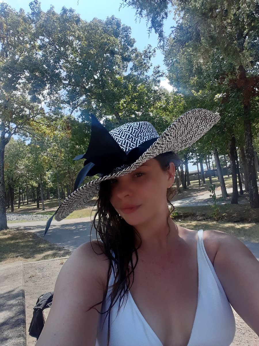 RoseyCheeks77's tweet image. Loving my hat!!!