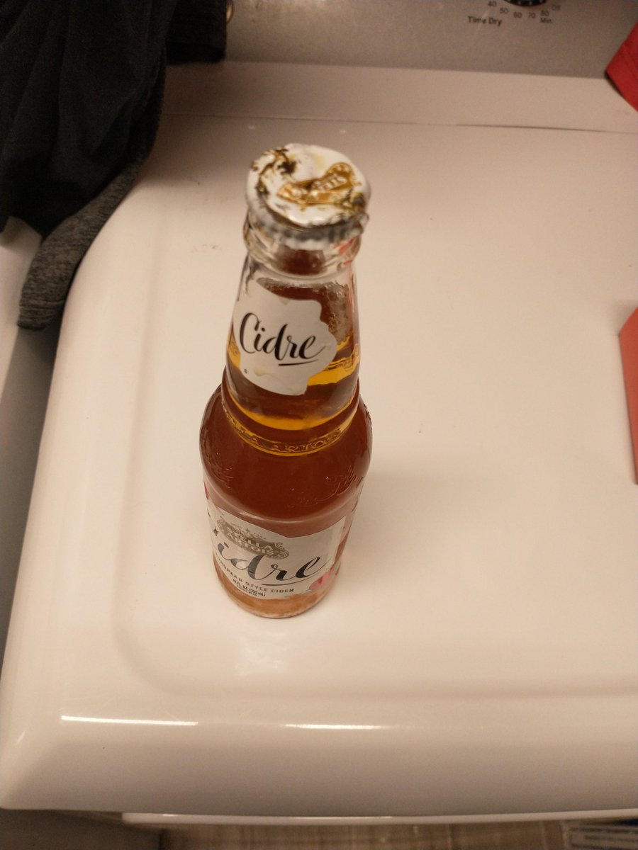 shake1dde's tweet photo. @StellaArtois didn't catch it at the store but just noticed that one of the bottle caps is damaged....safe to drink? https://t.co/hfGlfmIqmj