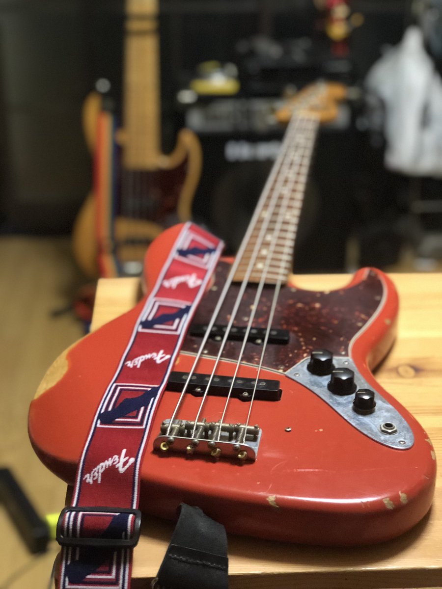 HiroVicious666's tweet photo. Fender ベース x ストラップコーデ
とにかく紅い👩🎤🎸
#Fender
#FenderStrap
#FenderJazzBass
#FiestaRed
#ベーシストと繋がりたい https://t.co/MbXNSSPY4E