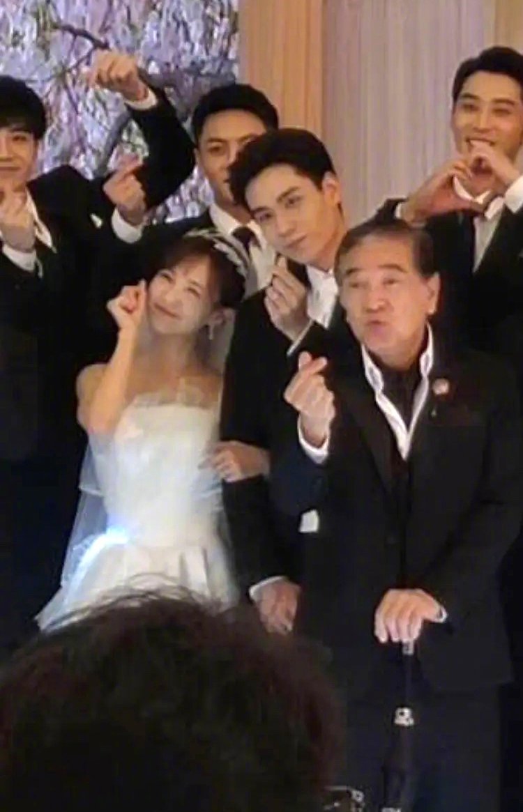 唐梅 撮影中の結婚式写真 Upにすると2組とも 幸せそうで放送がより楽しみ 真ん中にいるおじいちゃんに 思わず 一番嬉しそう となった 亲爱的挚爱的 亲爱的挚爱的路透 Gogoシンデレラは片想い 李现 リー シェン 杨紫 ヤン ズー 唐梅 撮影中の結婚式写真 Upにすると2組とも 幸せそうで放送がより楽しみ 真ん中にいるおじいちゃんに 思わず 一番嬉しそう となった 亲爱的挚爱的 亲爱的挚爱的路透 Gogoシンデレラは片想い 李现 リー シェン 杨紫 ヤン ズー
