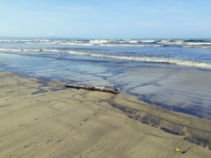 En Carabobo están desesperados por el daño que causó el derrame de petróleo #ENSociedad bit.ly/31zPDZE