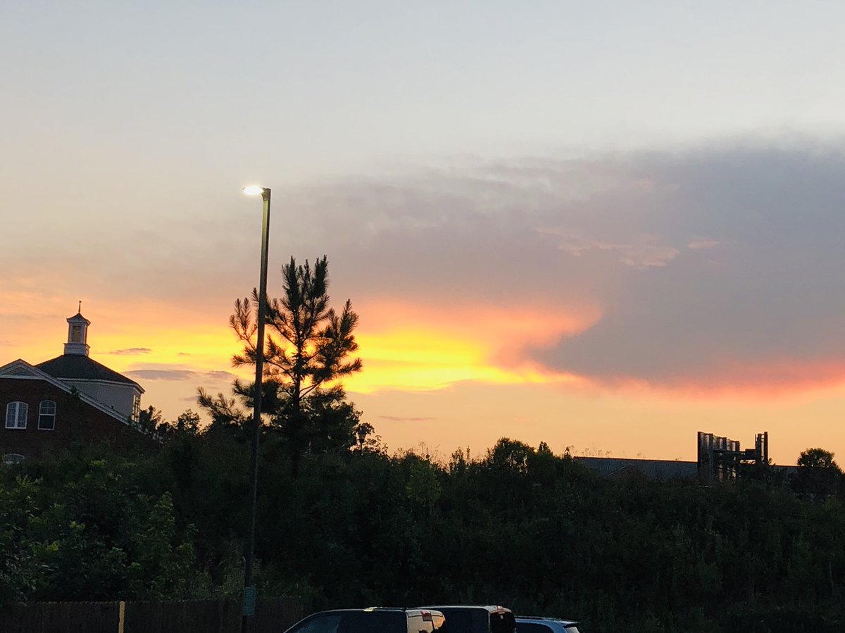 bigunclejefe's tweet photo. Tonight’s Starkville, MS sunset. @LassMike #Firstbornofftocollege https://t.co/KOQR73YLYZ