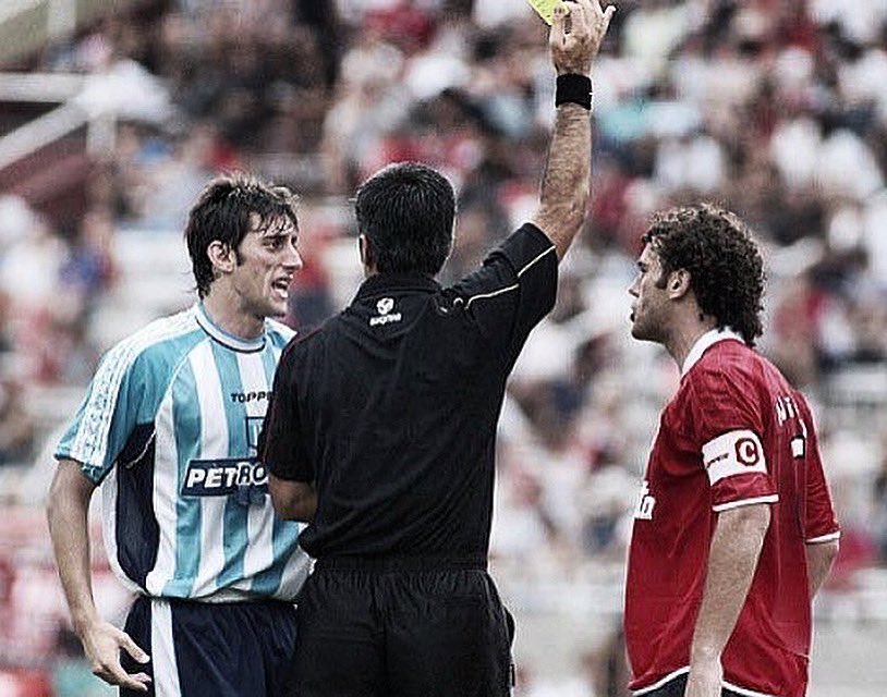 AtaqueFutbolero's tweet image. Clásico de Avellaneda edición 2003. Infracción de Gabi Milito al Chaco Torres, que se iba al gol. Diego le reclama a su hermano y pide la expulsión. Horacio Elizondo, que fue profesor de educación física de ambos en la escuela, los separa y saca una amarilla...

Otros tiempos. 🇦🇷