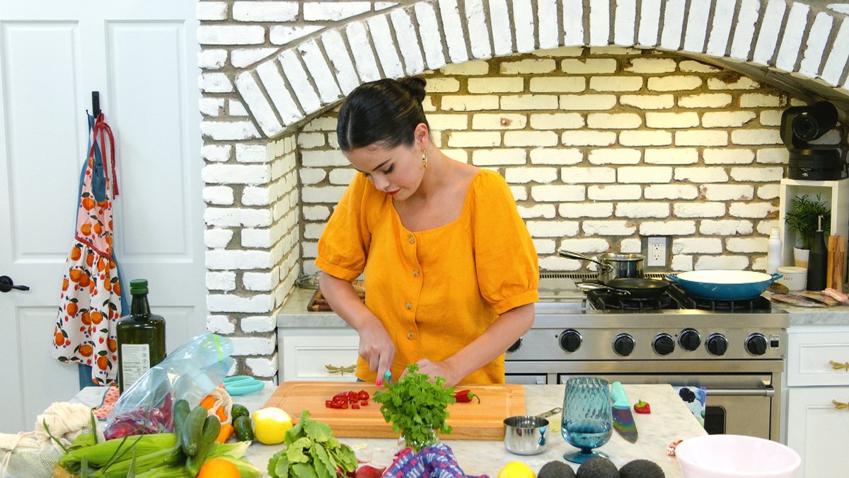 OfficialSGnews's tweet photo. #SelenaAndChef #SelenaCooks #HBOMax https://t.co/VbeWbOK4JA