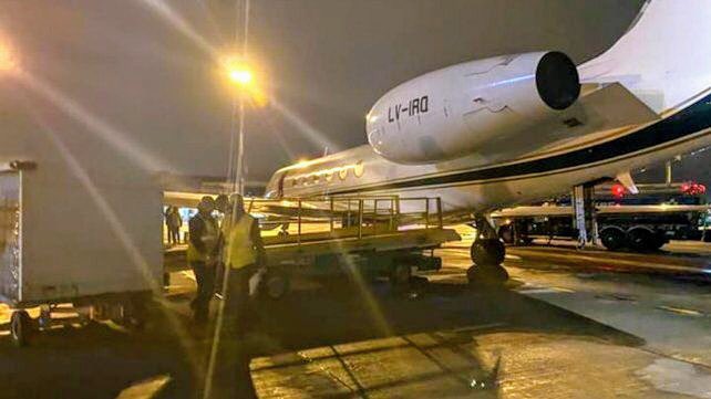 facujauregui's tweet photo. Hace unas horas llego un avión privado procedente de España con 32 respiradores artificiales que donó Messi a través de su Fundación. 
Un gesto que dice mucho y del que se hablará poco. https://t.co/ijc52UCdWb