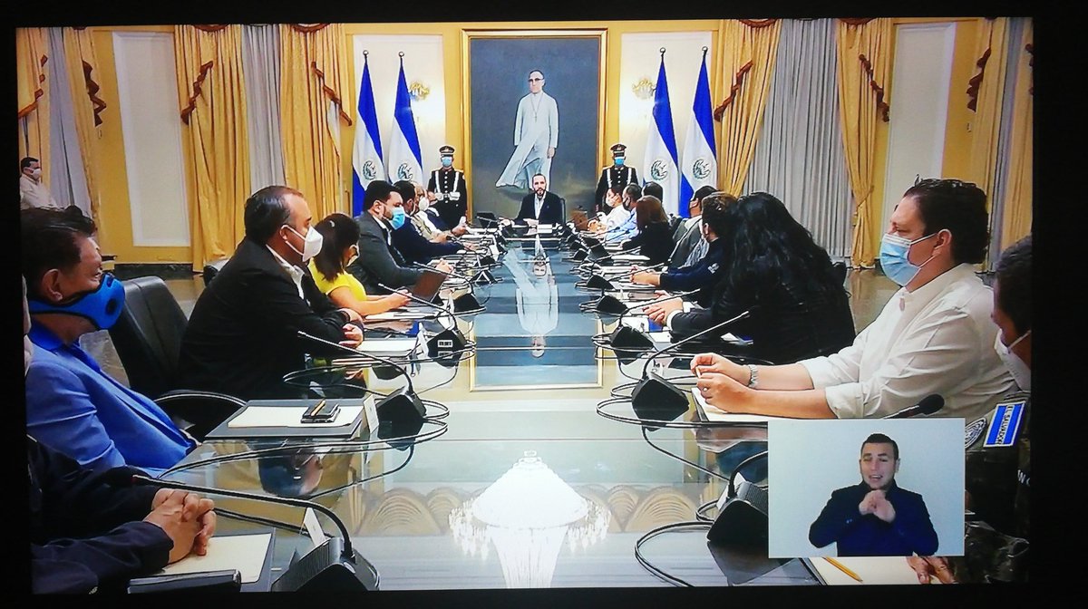 Ese es mi #SupremoLider siempre desenmascarando a los mil veces malditos.

El que hace los arreglos de la mesa es un crack, siempre tan llena de floreros y macetas.

Y del café con pan dulce ni se diga, gracias <a href="/FranAlabi/">Francisco Alabi 🇸🇻</a> 🤣