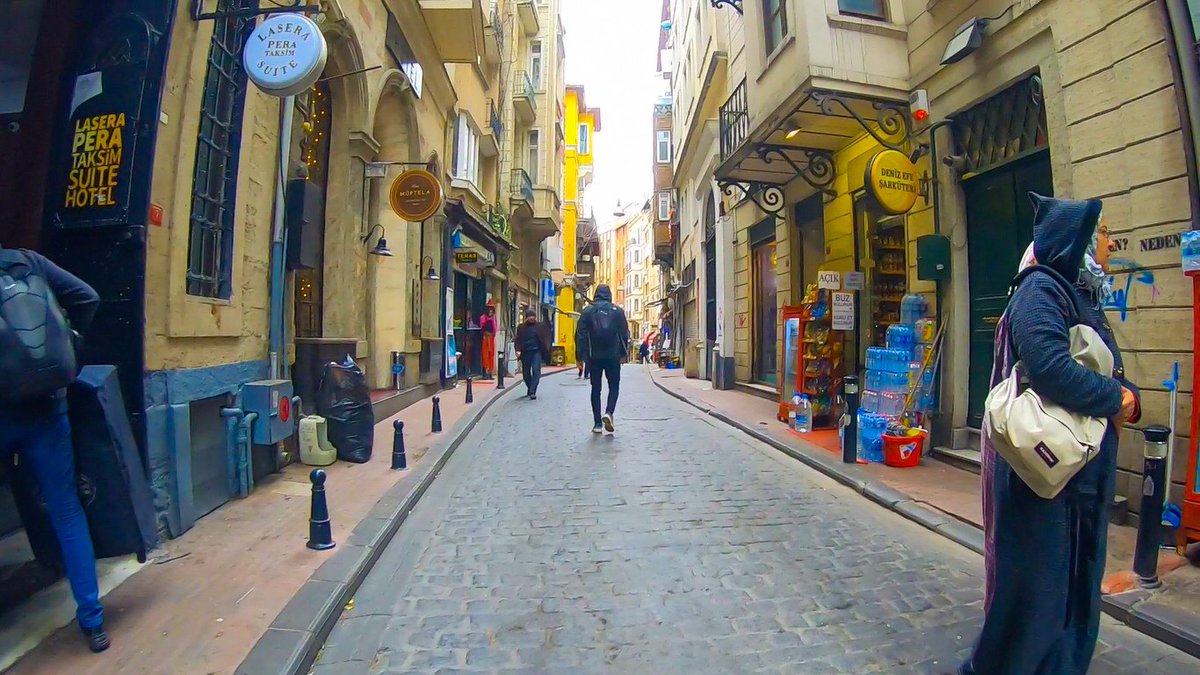 _Hello_dream's tweet image. 「旅」は自分の體（からだ）を使って探索するもの

一部切り取られたネット情報で
外の世界を「知ったつもり」になり
終わってしまう時代、

「私は何も知らない」
ということを痛感するから
身体を使って旅しよう！

トルコのとある路地
この先に何が待っているのか、どんどん奥に歩いてしまう私