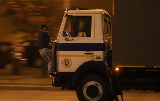 2/2 Fotografías del "atropellado", que en realidad es un tipo que se lanza contra el camión en marcha y luego se tira en plena marcha. Fotos desde diferentes ángulos.