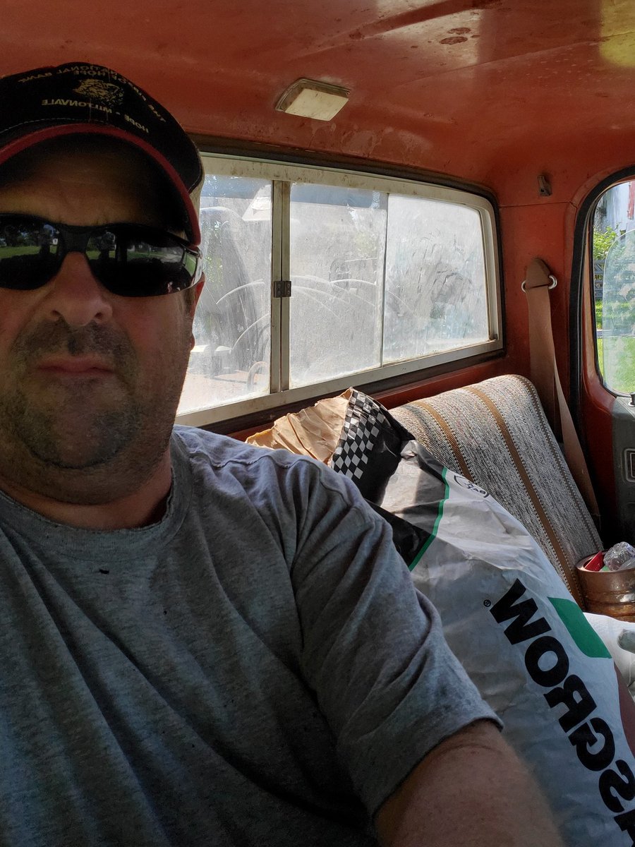 lfriedli's tweet photo. @ClintBowyer @Asgrow_DEKALB I'm letting my beans snuggle up to me. https://t.co/qhYCYBIKMx