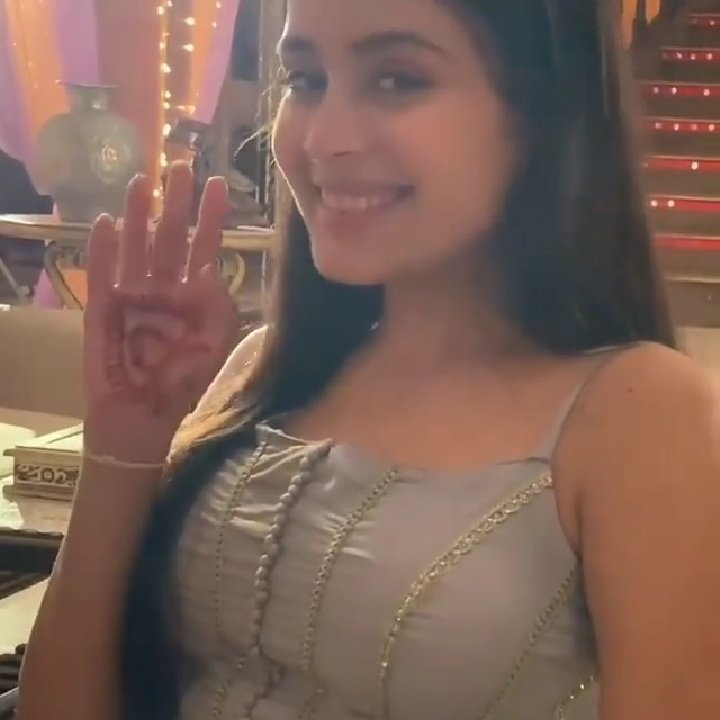 rheaxqueen's tweet photo. Parul maassi ne lagai mehendi 🙆😂😂
Means Rheu k hand pe abir ka name
🙃 #RheBir 🤣🤣
#MishBir #YehRishetyHainPyaarKe https://t.co/gVka8M1pNT