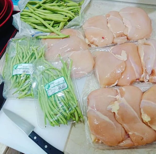 doanngoc11's tweet photo. Follow @healthfitness.247 ❤️
Tag your friends to show them✨🌸
Meal prep! 4000 grams skin less chicken breast, 3000 grams green beans #healthfitness.247#goal #fatloss #fitmoms #6monthspostpartum #mealprep #macros #protein #carbs #fat #fitness #health #workout #burncalories https://t.co/scpA0V9WkD