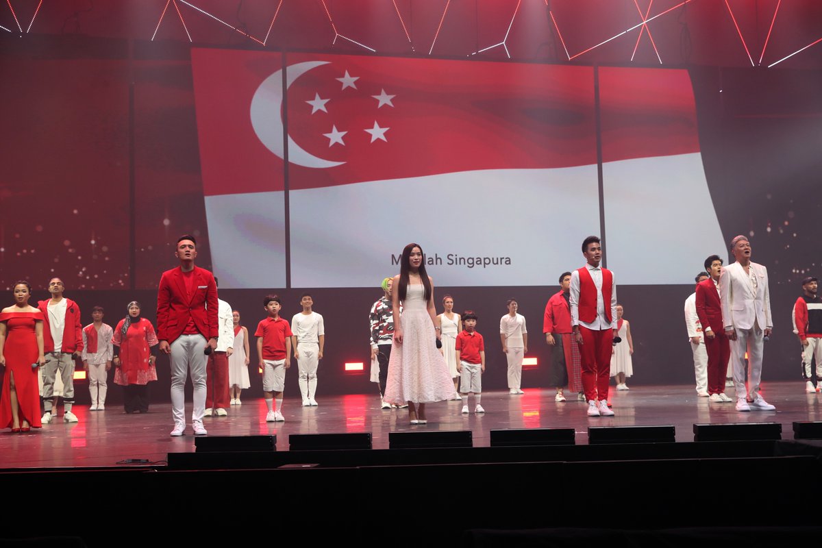 leehsienloong's tweet photo. Happy 55th birthday, Singapore! 🇸🇬 While this year’s celebrations have had to take a different shape from other years, it is proof nonetheless that Singapore remains undaunted by any challenge. – LHL #SGUnited
#TogetherStrongerSG https://t.co/VqXGmisjiG https://t.co/2Ig8tUB8PZ