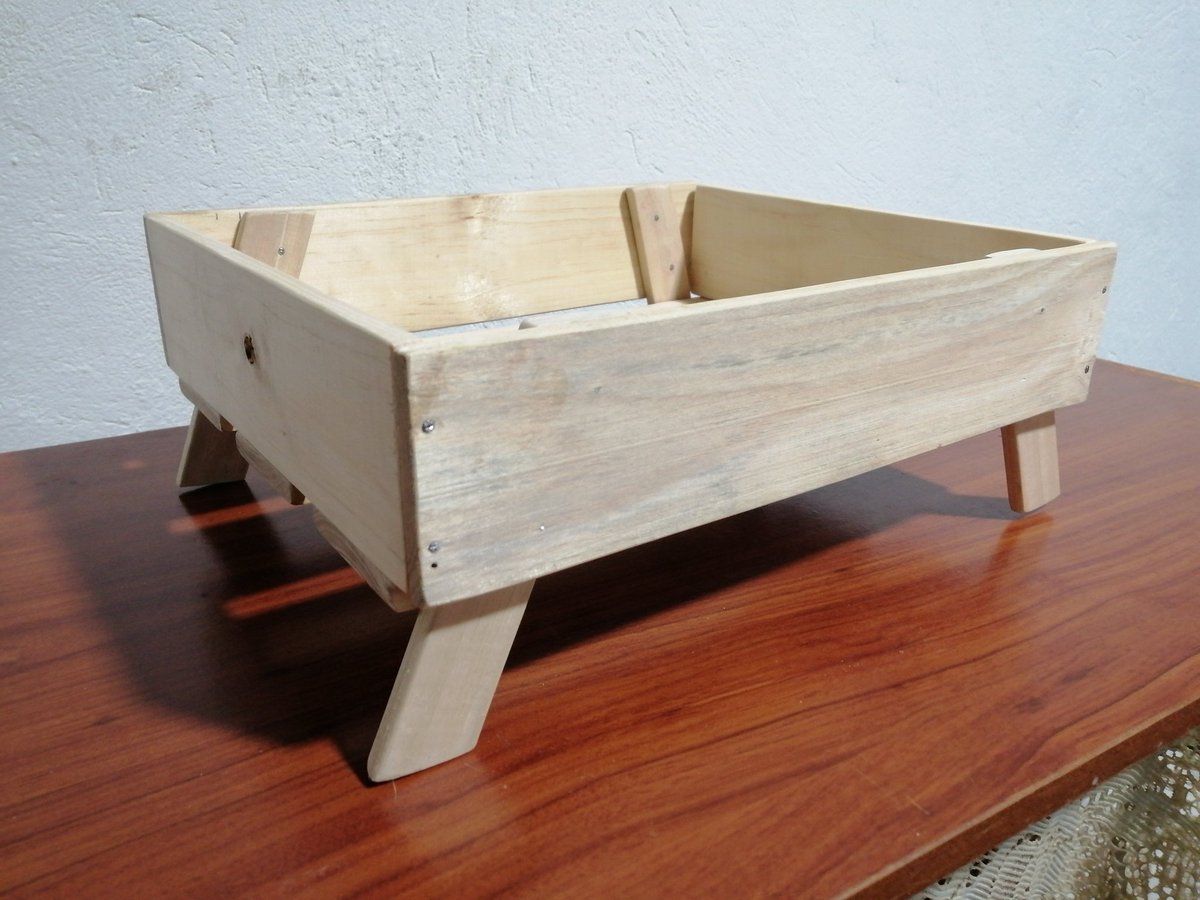 AndresLeon621's tweet photo. Mi papá quedó sin trabajo por temas de la pandemia, esta afreciendo estas cajitas en madera y soporte para el portátil, todo a muy buen precio, fue la unica opción que tuvo para poder seguir adelante. AGRADEZCO EL RT.
@JFCadavid @saenzdiego @JulianCaperaB https://t.co/DsQIRqOUiI