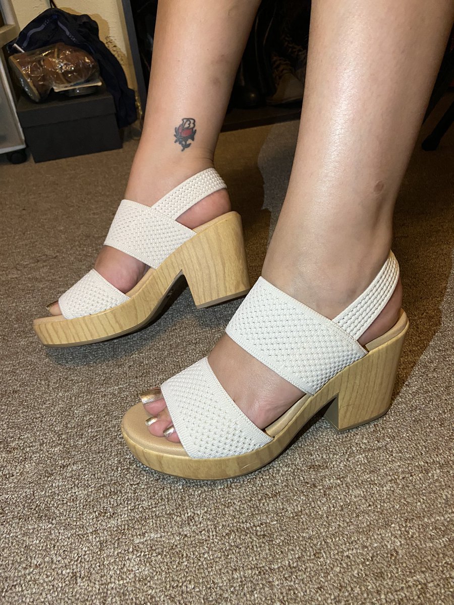AustinFootQueen's tweet photo. Hello loves! 😘It’s been a long weekend! Nice to finally be off work. Made my day to come home to my new shoes.
What do you guys think 🤔
#footqueen #woodenheels #goldentoes #toes #footfetishcommunity #shoeporn #footporn #footmodel #prettyfeet #heelfetish https://t.co/pNIqnUtKIa