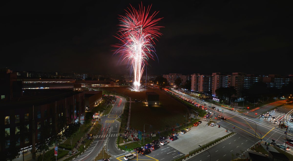 leehsienloong's tweet photo. Happy 55th birthday, Singapore! 🇸🇬 While this year’s celebrations have had to take a different shape from other years, it is proof nonetheless that Singapore remains undaunted by any challenge. – LHL #SGUnited
#TogetherStrongerSG https://t.co/VqXGmisjiG https://t.co/2Ig8tUB8PZ