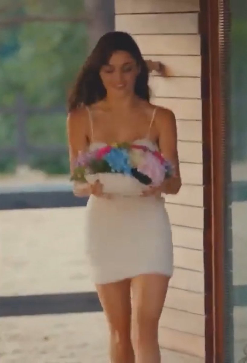 You cannot tell me she picked wild flowers in those heels & that dress.I'd like a return, please.  #SenCalKapimi  #SenÇalKapimi  #EdSer  #KeremBürsin  #HandeErçel Ep4 Recap Thread