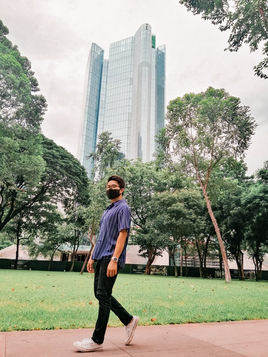 iamdindo261's tweet photo. Monday grind. 🚶‍♂️Behind me is the New Mandarin Oriental Manila building.
Follow me on instagram iamdindo https://t.co/MB68jvYzgZ