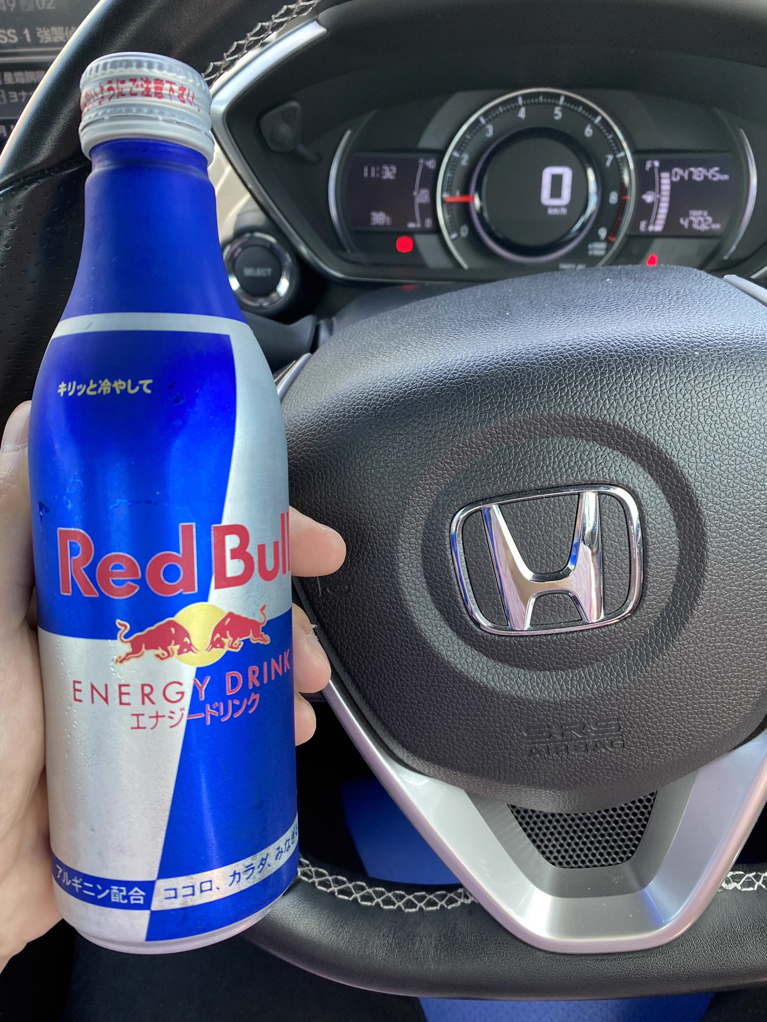 @redbullmotorJP 遅ればせながら乾杯！
入ったコンビニのレッドブル、
短いタイプ全部売り切れだったw 