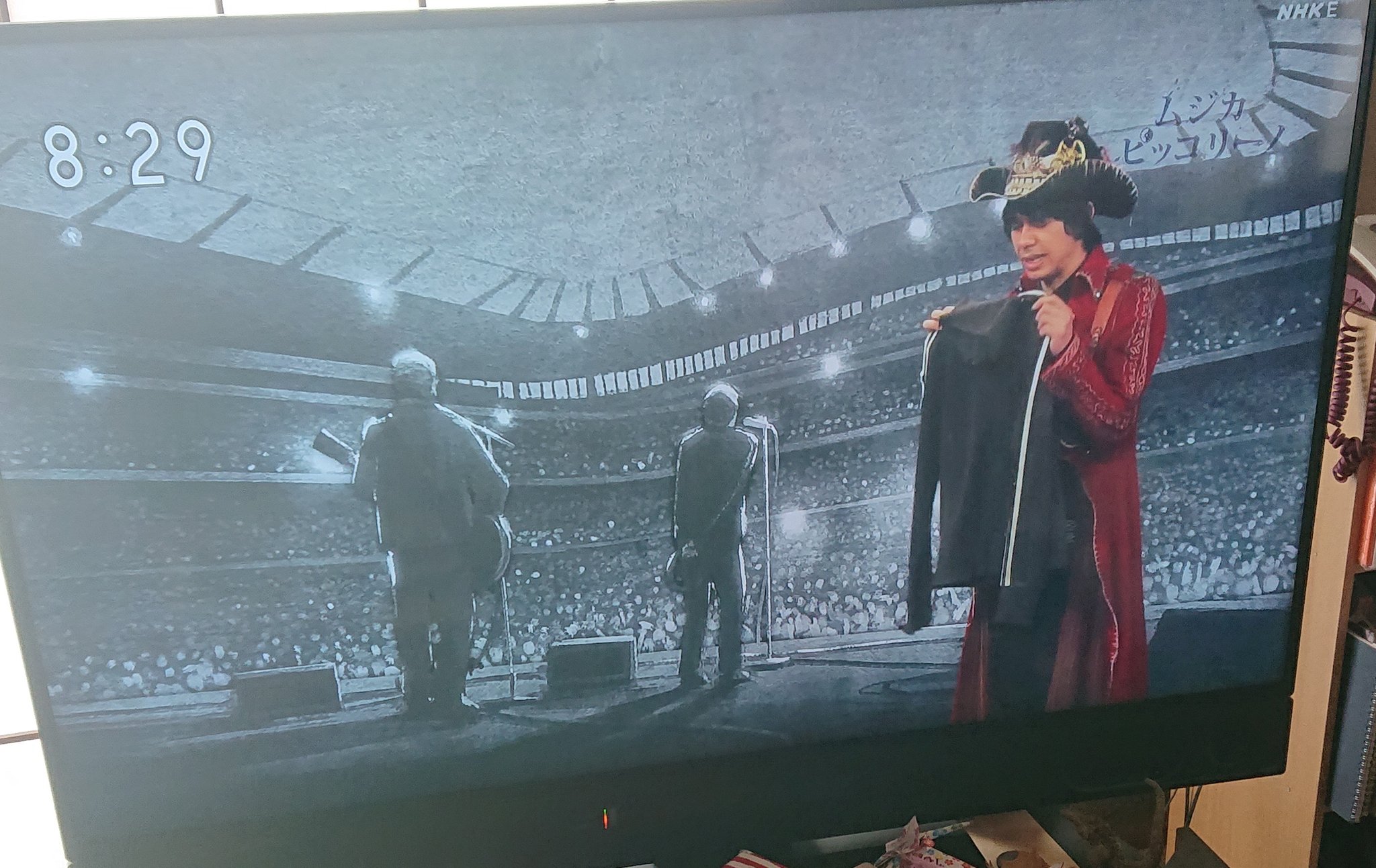 しらこは原稿してる 低浮上 オアシス回だ ジャージ出てきてジャージの説明までされて笑ったwww Wonderwallライブ 和訳もいれたらいいのに ムジカピッコリーノ