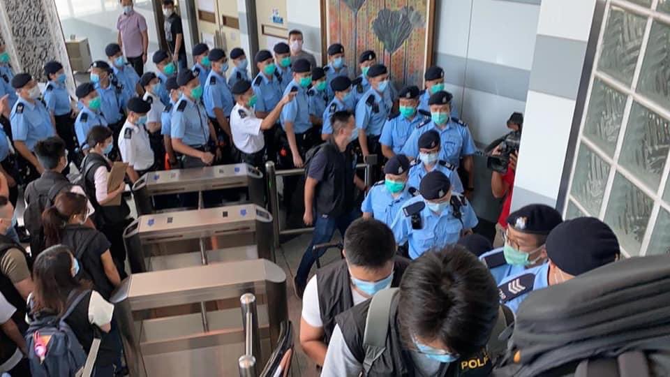 tiffanyykw's tweet photo. Hundreds of police broke into the Next Media Building without a warrant.

For the freedom of the press, we stand with @appledaily_hk 
 
The greater the government suppress the people, the stronger the resistance they will create! https://t.co/uKTNiW1XpZ